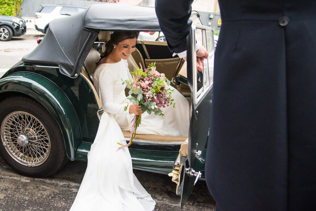 Llegada de la novia en coche