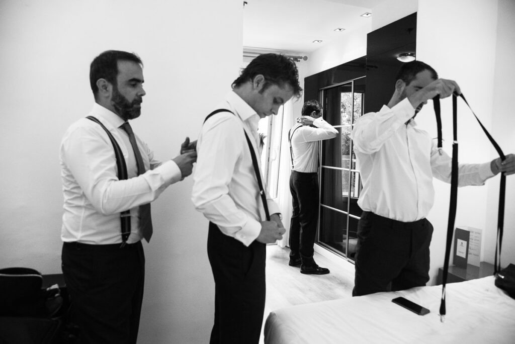 Los amigos del novio se visten