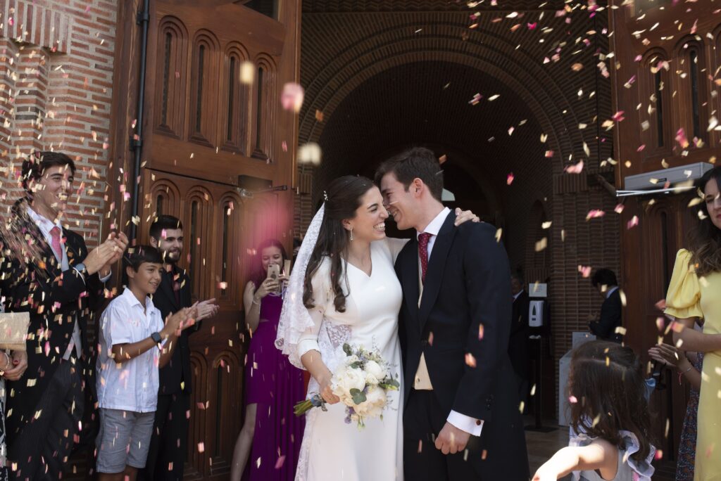 La salida de los novios