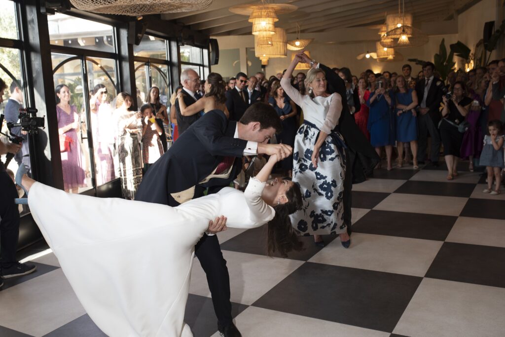 Los novios bailan