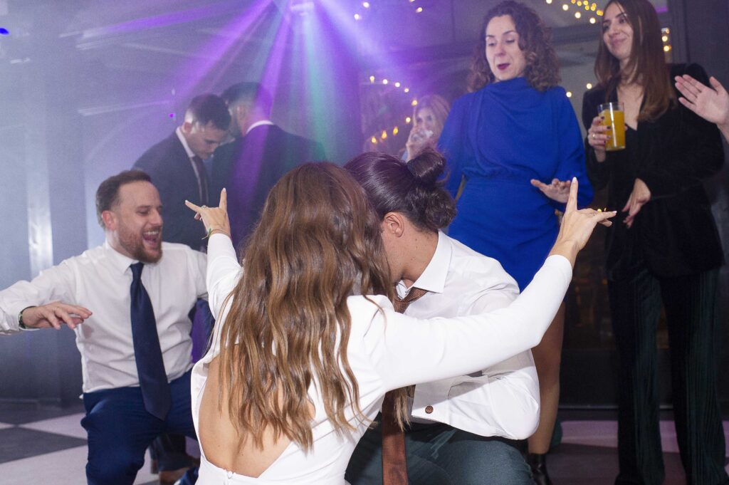 La novia baila con sus amigos