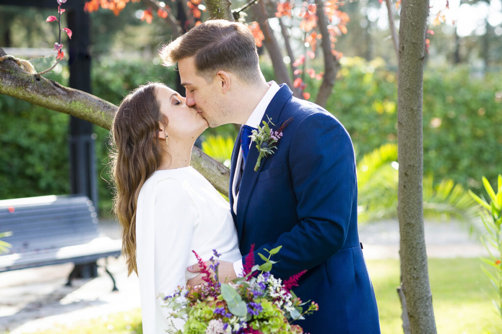 El beso de los novios