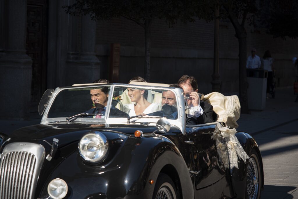 La novia y su padre llega a la iglesia