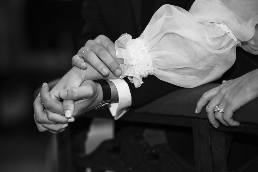 Los novios se dan la mano