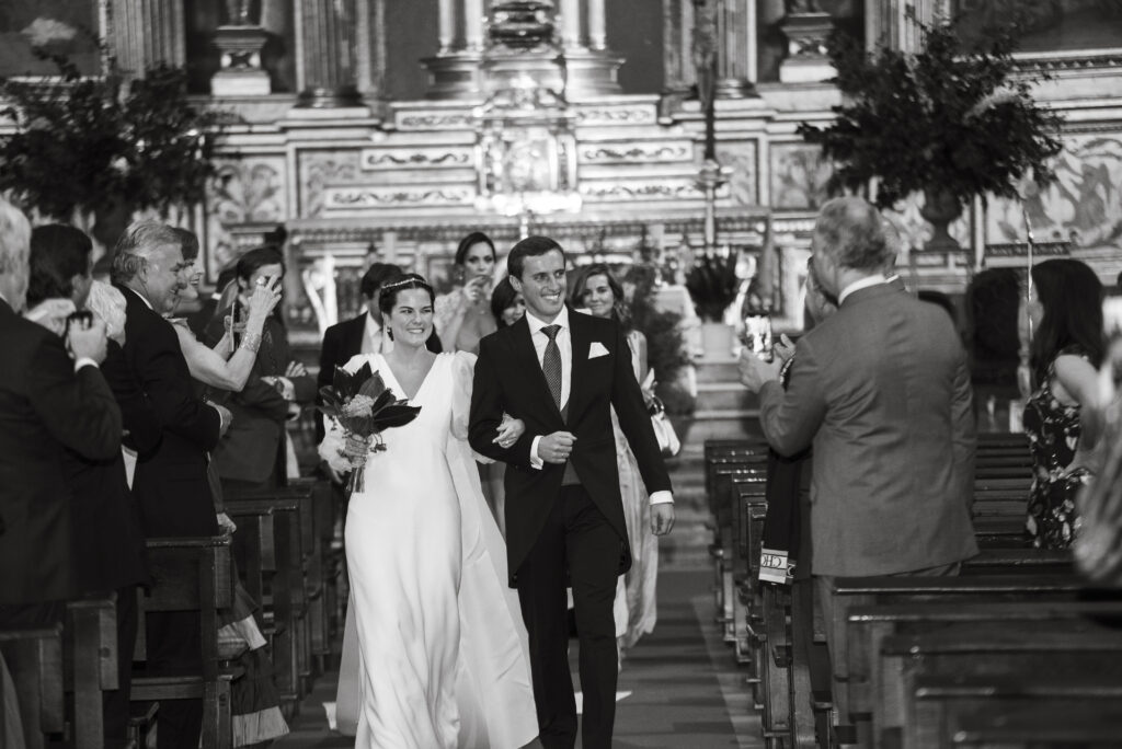 Los novios saelen de la iglesia