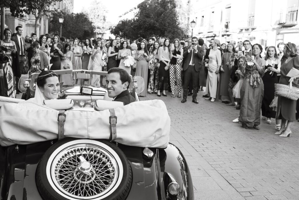 Los novios en el coche