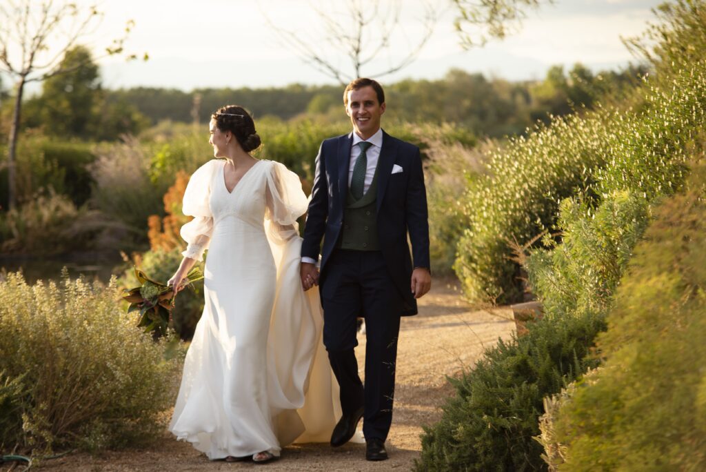 Los novios paseando