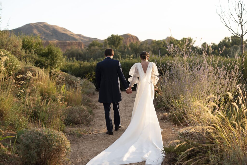 Los novios pasean durante su reportaje