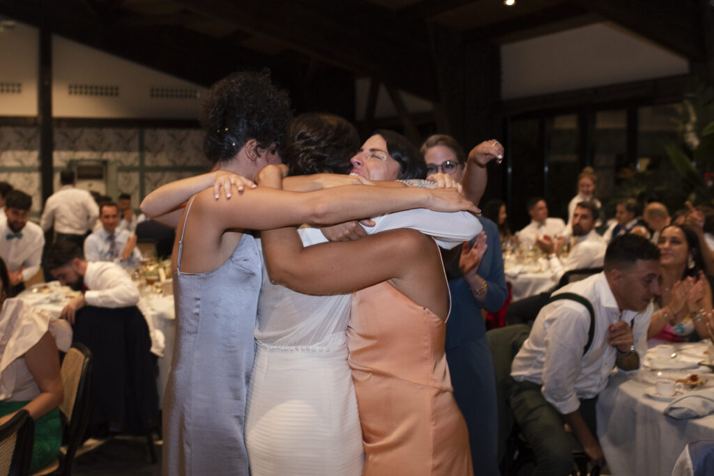 Los abrazo con la novia