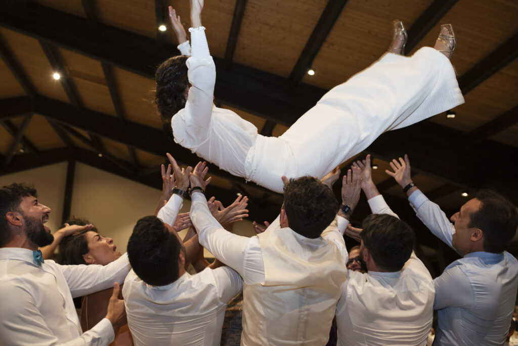 Los amigos del novio mantean a la novia