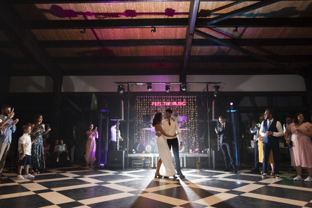 Los novios bailan en la discoteca