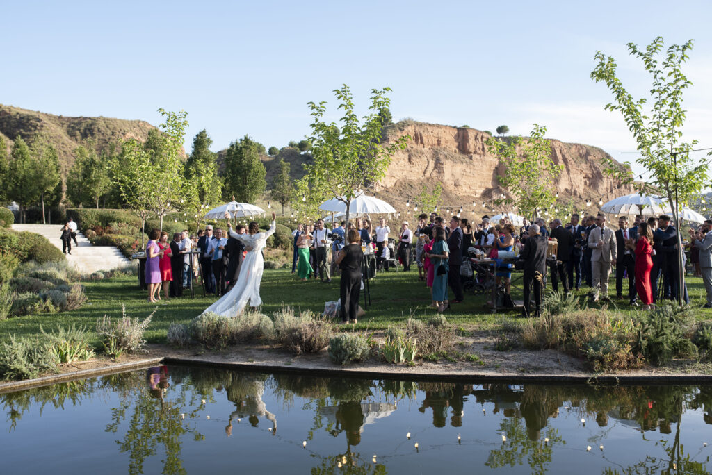 Los novios entran al cóctel