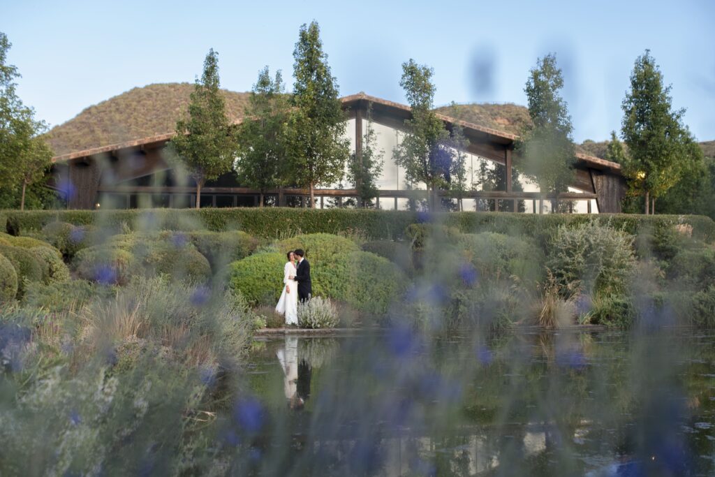los novios durante su reportaje de boda