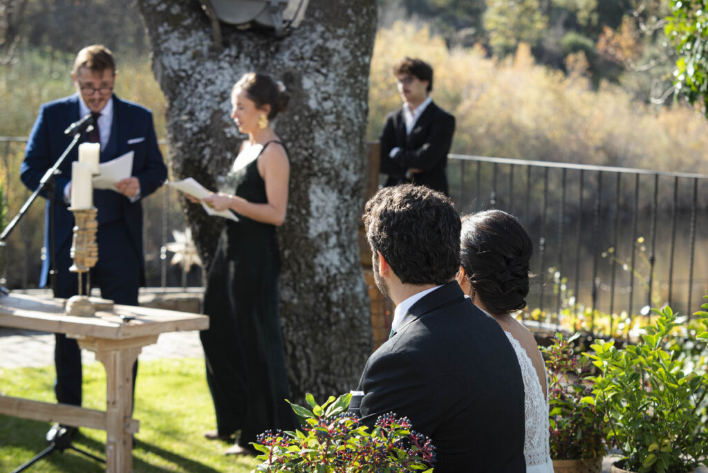 Los amigos leen en la ceremonia
