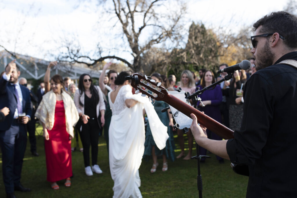 Novios disfrutando del cóctel