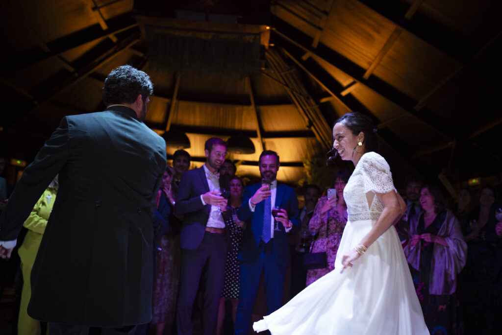 Los novios bailan en la barra libre