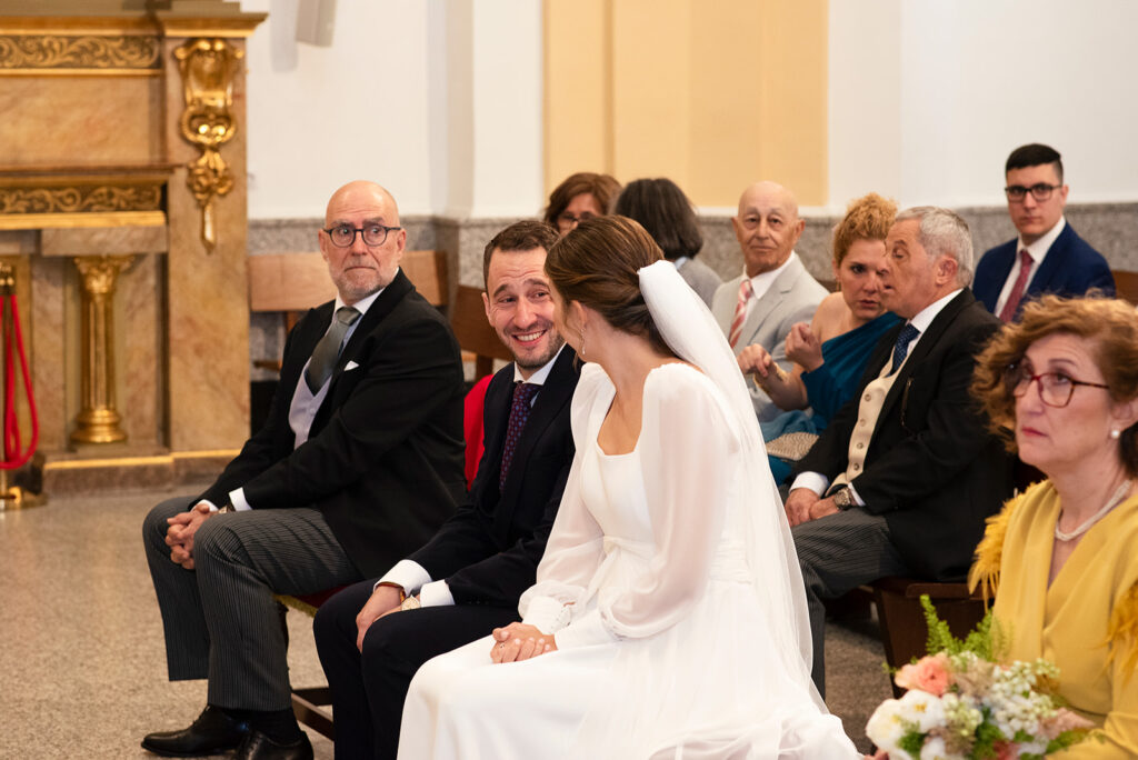 Rubén mira a María