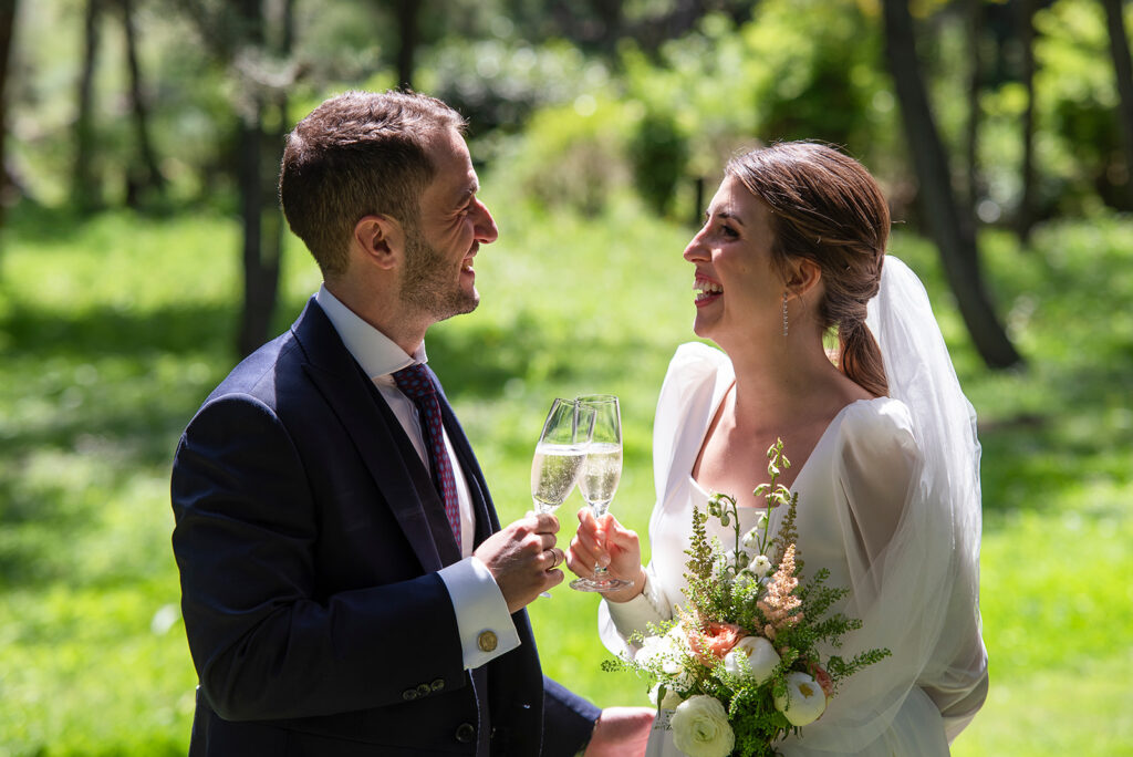 Los novios brindando