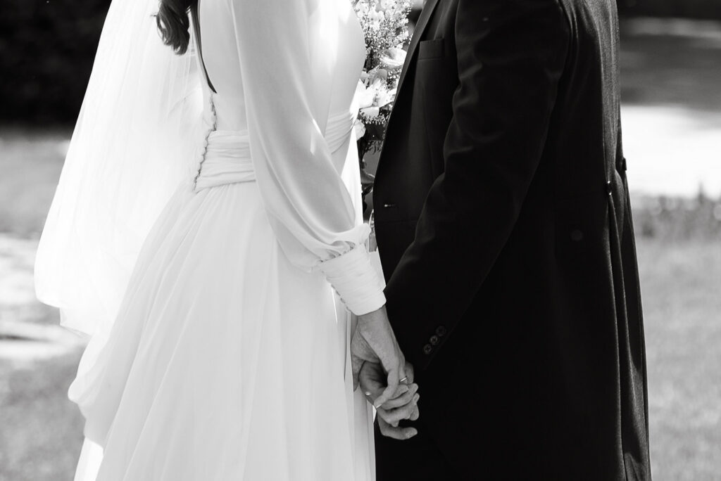 Las manos de los novios