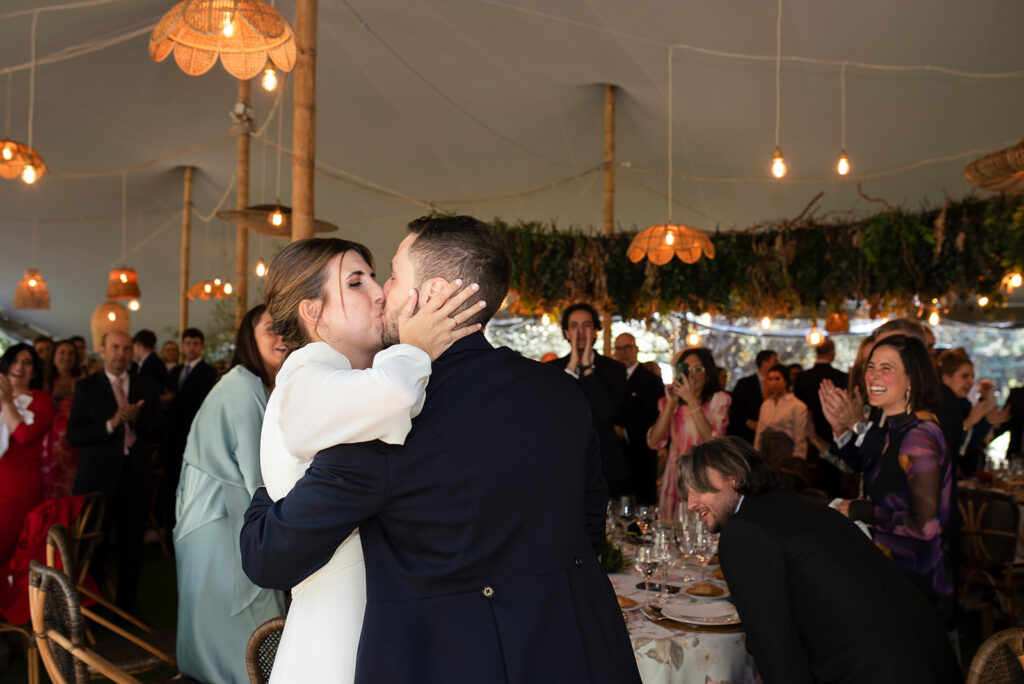 El beso de los novios