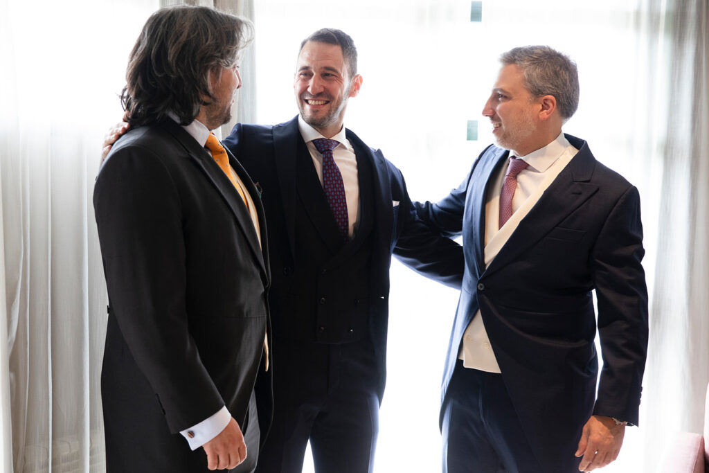 El novio y sus hermanoos