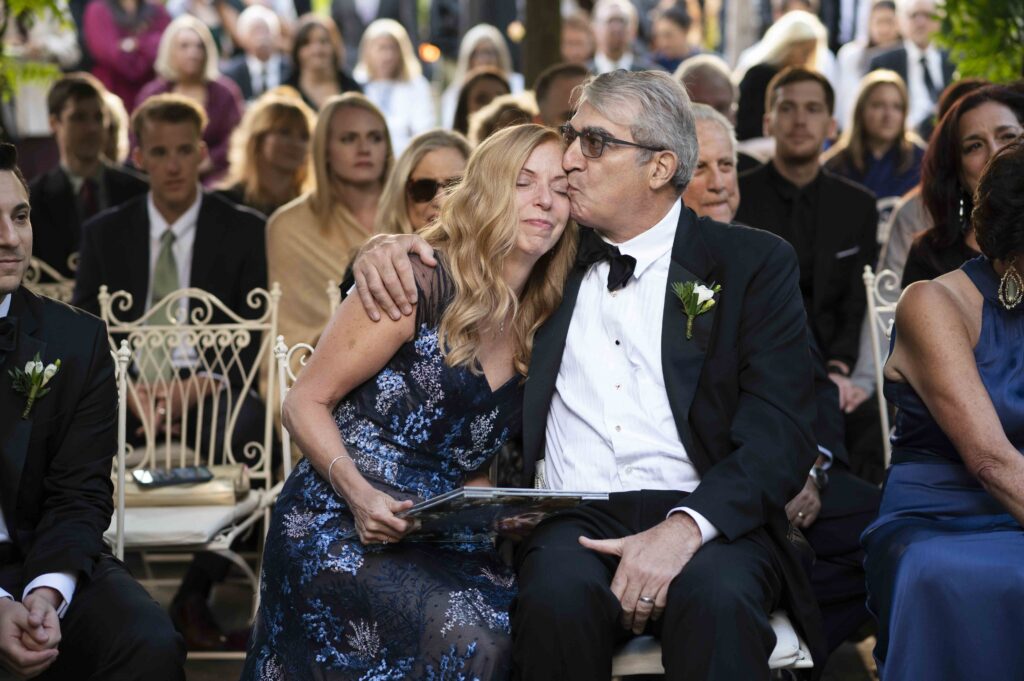 El padrastro de la novia abraza a la madre