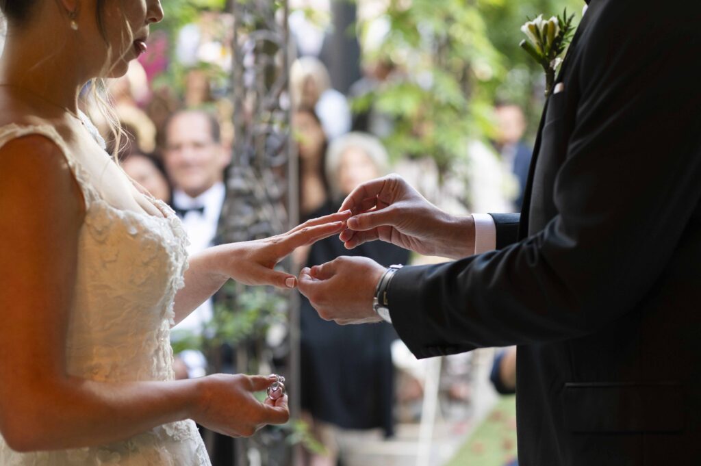 El novio pone el anillo a la novia