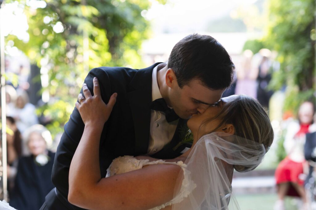 El novio besa a la novia