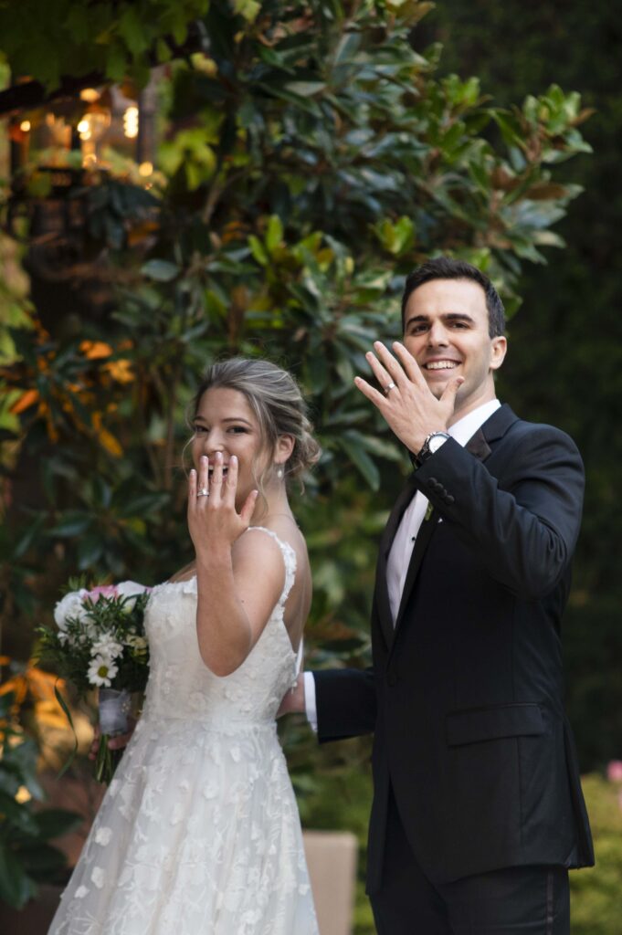 los novios enseñan su anillo