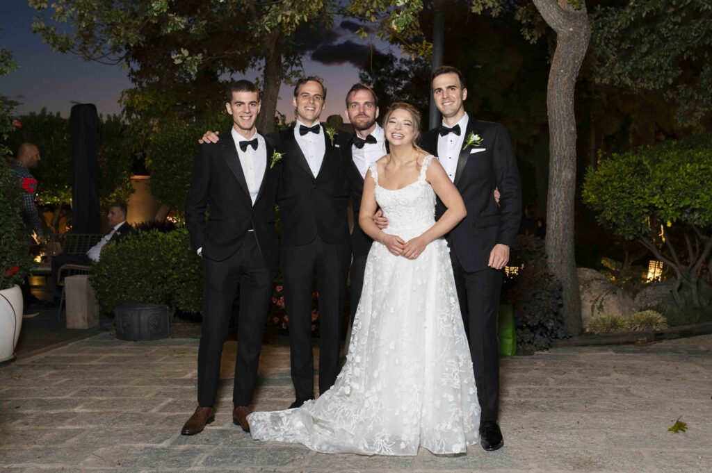 El novio y sus hermanos