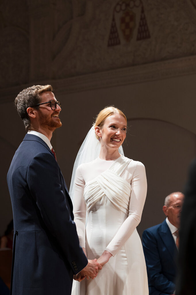 Las manos entrelazadas