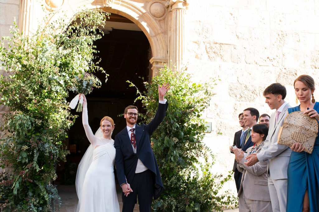 Los novios salen de la iglesia