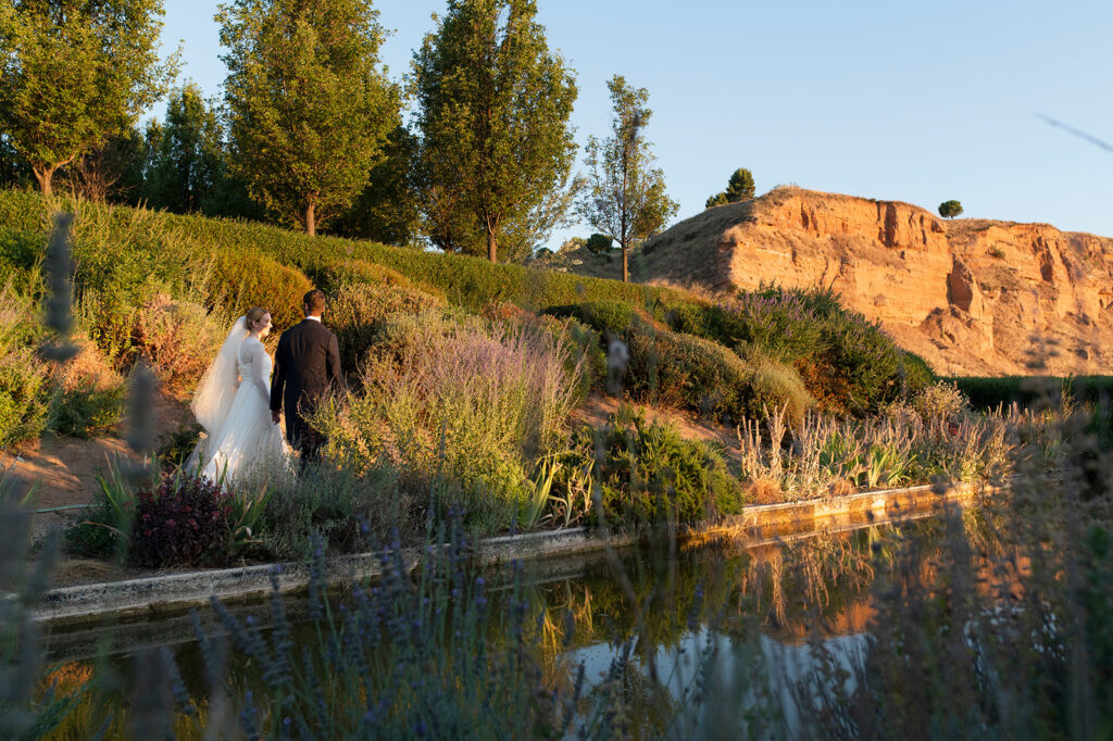 los novios pasean por Soto de Mónico