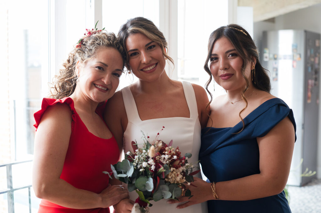 La novia con su madre y hermana
