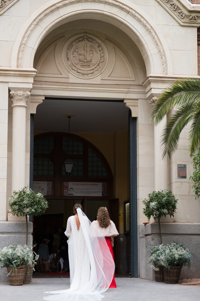 La novia entra a la iglesia