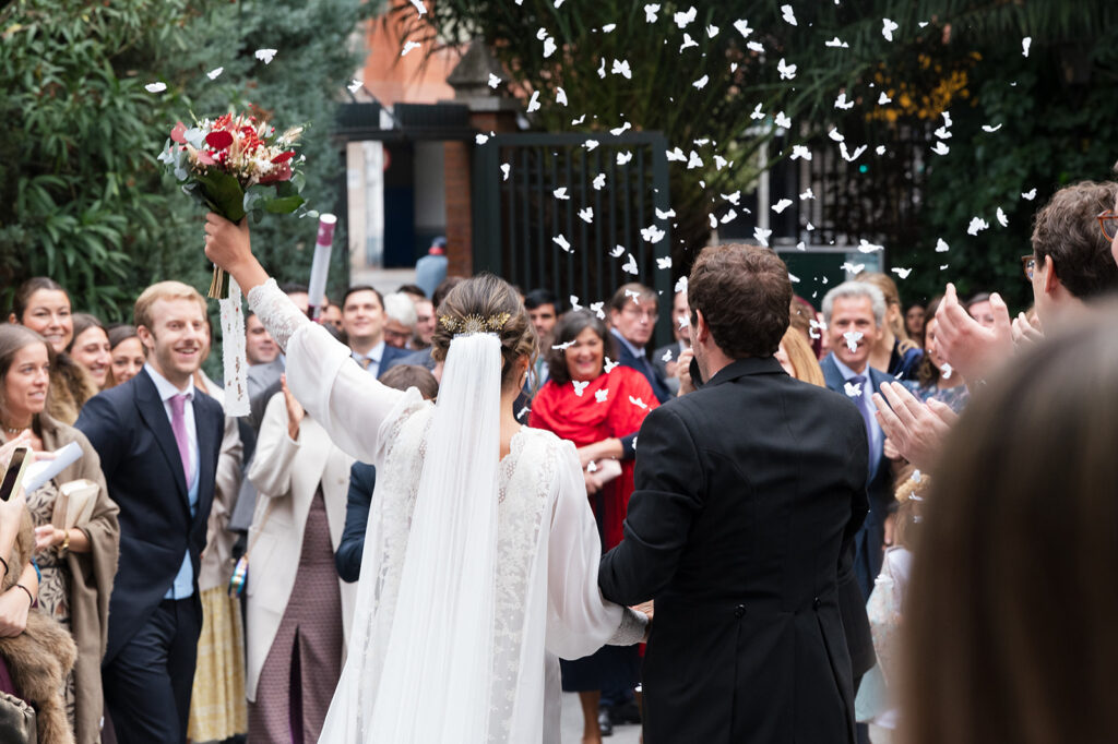 Los novios salen de la iglesia
